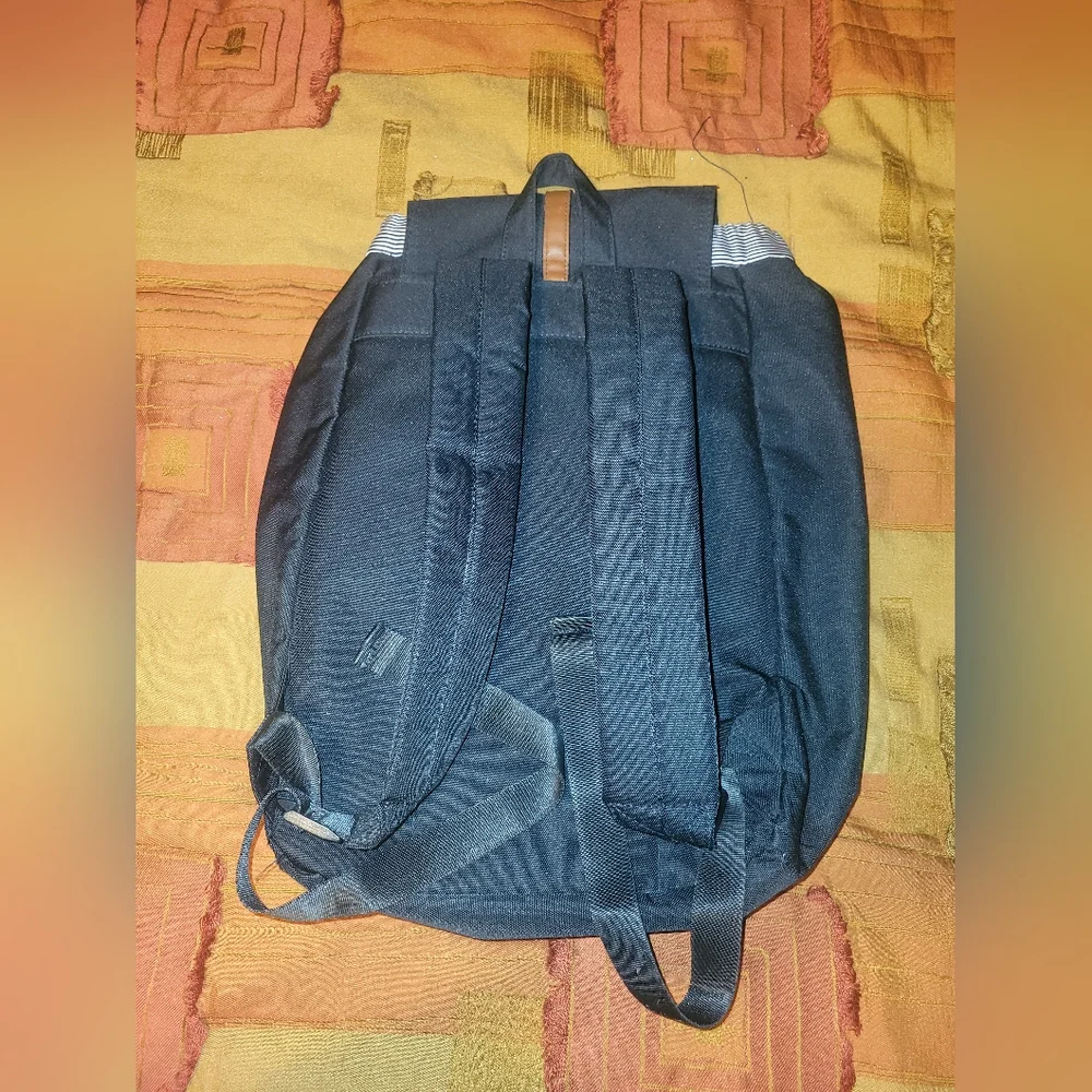Backpack gently used - Picture 3 of 4